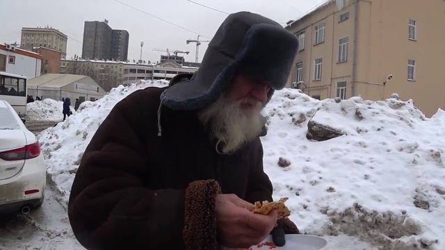 РАЗДАЮ БЛИНЫ С КРАСНОЙ ИКРОЙ БЕЗДОМНЫМ МАСЛЕНИЦА-Anderson 11