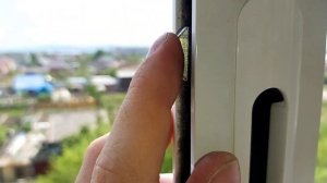 Как отрегулировать механизм закрывания раздвижного окна на балконе.