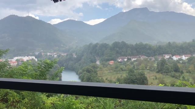 Explore Bosnia and Herzegovina with Moe Bayer смотреть онлайн