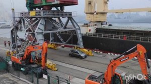 Порт Владивостока. 

Разгрузка авто.