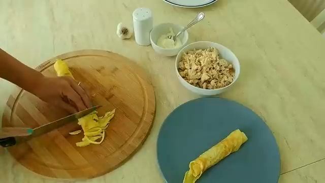 САМЫЙ ВКУСНЫЙ САЛАТ С КУРИЦЕЙ И ЯИЧНЫМ БЛИНОМ смотреть онлайн