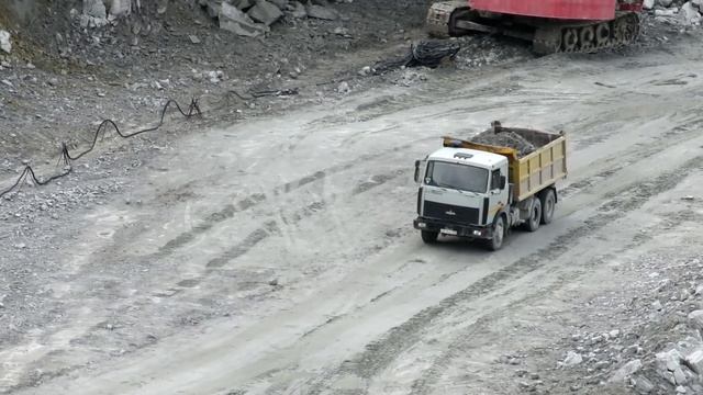 Самосвал МАЗ-5516 погрузка и выгрузка, экскаватор ЭКГ-5А смотреть онлайн