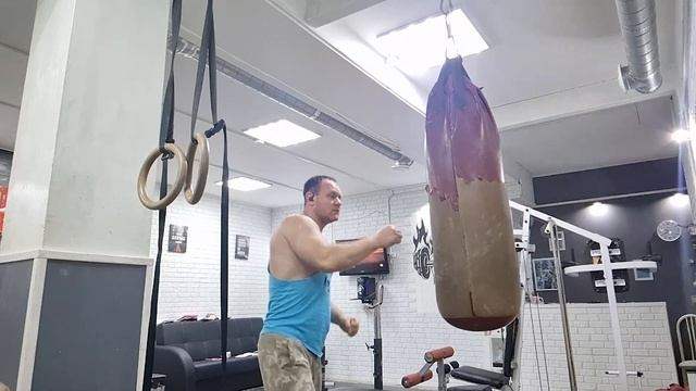 Стероидмен удары по груше в замедлении. смотреть онлайн