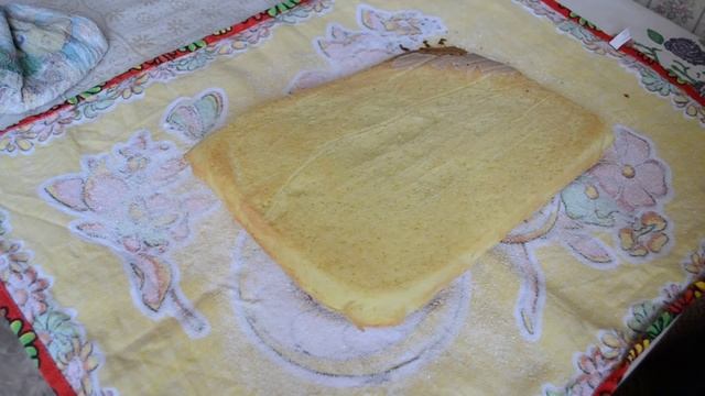 Бисквитный рулет со сливками и клубникой смотреть онлайн