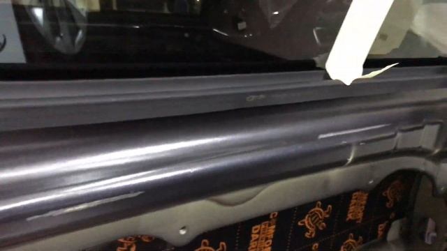 Будем исправлять шумку в Киа Оптима, салон парни уже раскидали, клеим первый слой виброизоляции