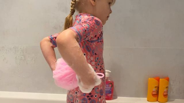 Ребёнок учит детей купаться + лайфхак: как мыть голову без слёз смотреть онлайн