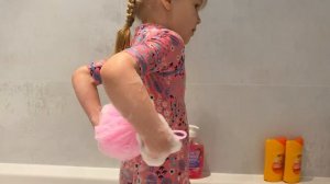 Ребёнок учит детей купаться + лайфхак: как мыть голову без слёз