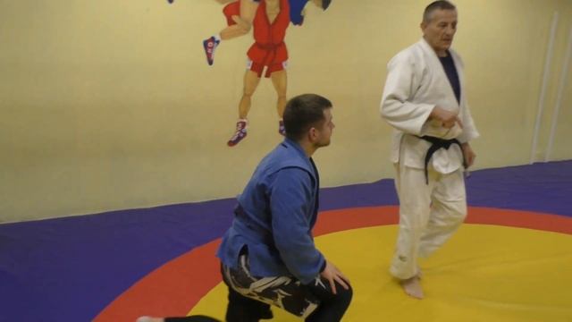 Старое доброе дзюдо- захват руки на обратный узел и посадка назад с продолжением болевым приемом. смотреть онлайн