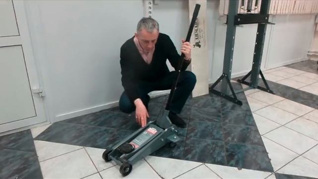 Самый дешевый профессиональный Домкрат на 2,5 тонны! смотреть онлайн