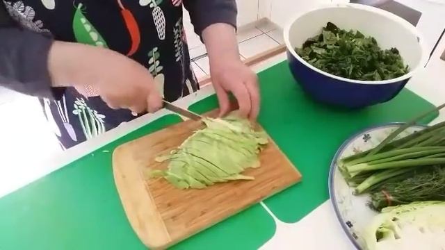 Борщ с крапивой и щавелем и с фрикадельками! смотреть онлайн