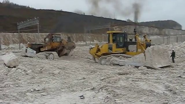 Komatsu D275A вытаскивает Т-35.01Я смотреть онлайн