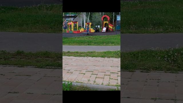 Дети с родителями гуляют на детской площадке в парке Солнечный берег смотреть онлайн