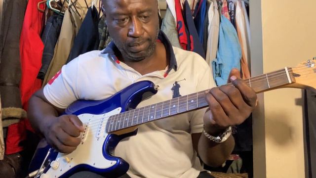 Squier By FENDER Strat in BRIGHT BLUE playing BLUES смотреть онлайн