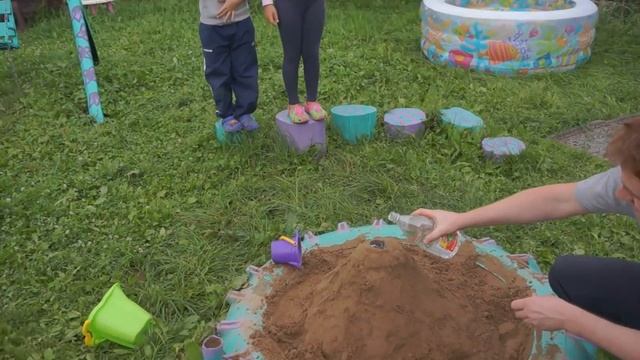 Большой вулкан из песка: эксперимент для детей Big volcano of sand experiment for kids смотреть онлайн
