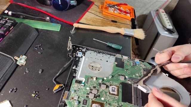 Чистка ноутбука от пыли. Смена термопасты. Решение проблем с перегревом. смотреть онлайн