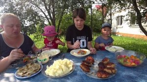 нудный мукбанг на жаре?