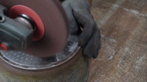 Чистим кастрюлю болгаркой.