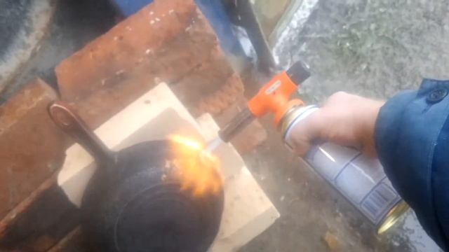 Очистка сковороды при помощи газовой горелки часть 1 Майоров И. смотреть онлайн