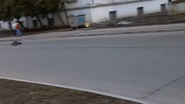 Мерседес против RC модели :) Summit 1/10 смотреть онлайн