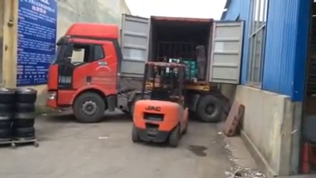 Началась погрузка контейнеров. Сентябрь.