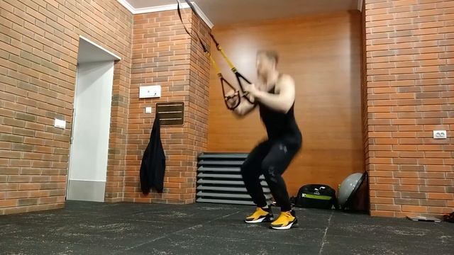 Круговая тренировка в зале с гирями, резиновыми петлями, TRX и канатами смотреть онлайн