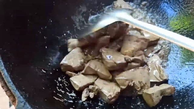 ПЕЧЕНЬ С КАРТОШКОЙ ПО-УЗБЕКСКИ В КАЗАНЕ НА КОСТРЕ #116 смотреть онлайн