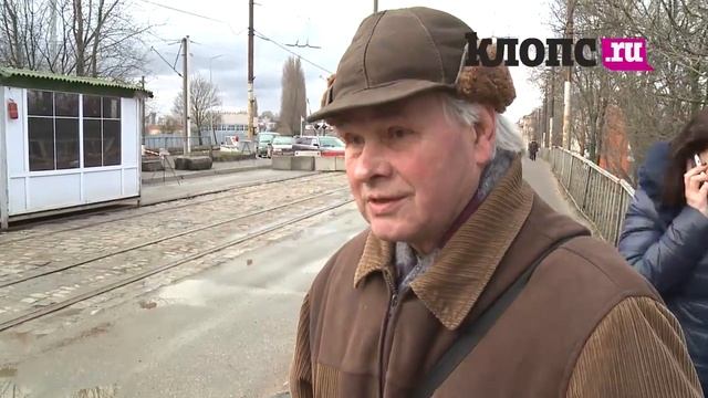 Мимо торчащей проволоки и под градом щебня: как пешеходы ежедневно преодолевают мост на Суворова смотреть онлайн