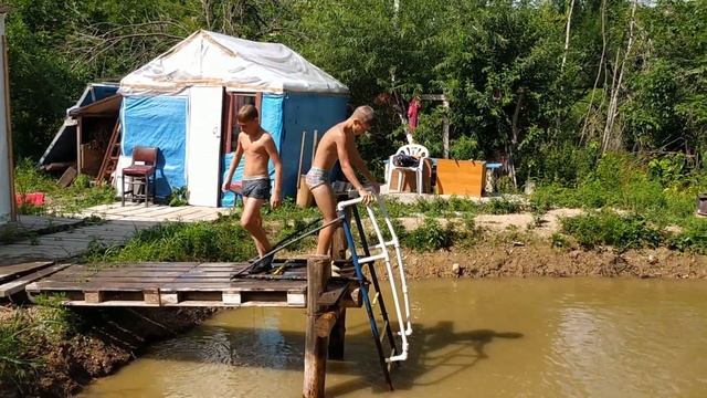 Прыжки в воду на пруду / учимся крутить сальто смотреть онлайн