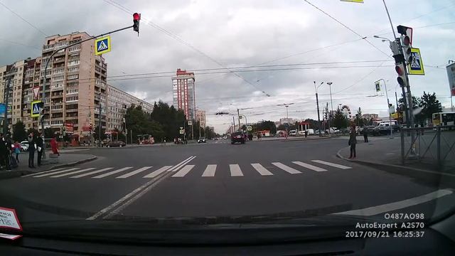 Чувак на внедорожнике К226НА178 чихал на правила смотреть онлайн