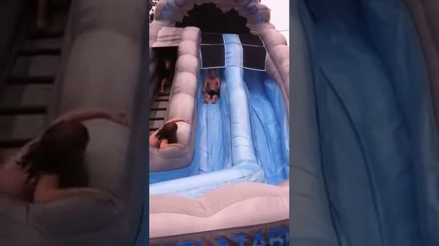 Wild Rapids Water Slide - Inflatable Fun 2011 смотреть онлайн