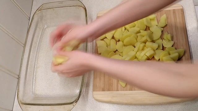 Потрясающий обед без возни. Куриные крылышки с картошкой в духовке. смотреть онлайн