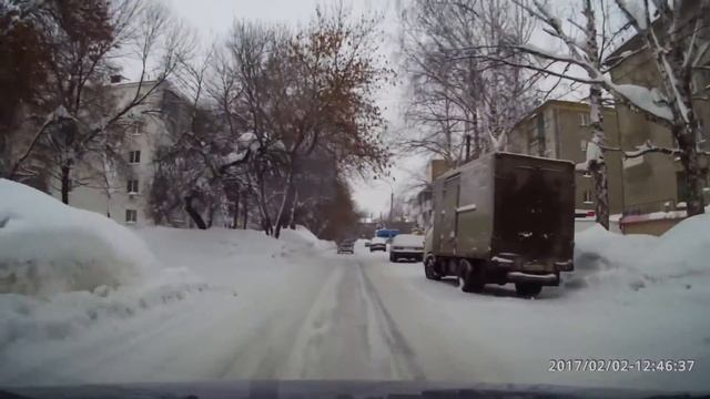 Уфа. Зимой колея в снегу, летом на асфальте. смотреть онлайн