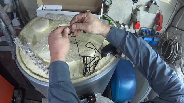 Wymiana anody magnezowej na tytanową w zbiorniku CWU. смотреть онлайн