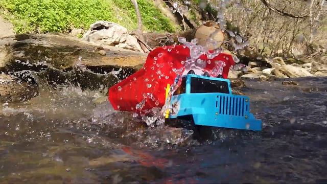 Трактор экскаватор помогает выехать из реки игрушечным машинкам. Грузовик застрял в грязи. смотреть онлайн