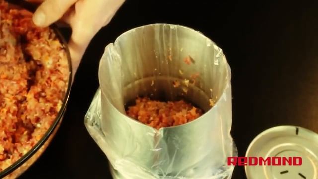 Ветчина из индейки с куриными сердечками в мультиварке Redmond RMC-M110 смотреть онлайн