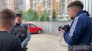 Борзый охранник ПО БЕСПРЕДЕЛУ ЗАДЕРЖИВАЕТ и чуть НЕ СКИНУЛ С ЛЕСТНИЦЫ / ПОСТАВИЛ БЫДЛО НА МЕСТО