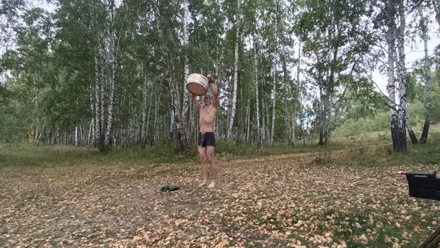 Обливание холодной водой из тазиков. Закаливание утром. В лесу. смотреть онлайн