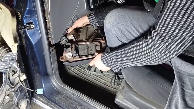 Как снять блок предохранителей салона  Ford Focus1 седан америкос #RAZNOBOY #FordFocus1 #фордфокус1