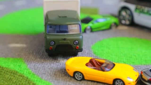 Машинки. Гоночные тачки и УАЗик который развозит хлеб. Игрушки для мальчиков смотреть онлайн
