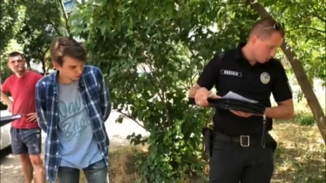 В Бердянске представители кандидата подставляют молодежь расклейщиков объявлений смотреть онлайн