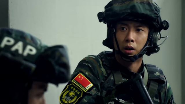 男女特種兵合訓，相互都看不順眼，女兵故意給男兵使絆子，害男兵拉傷韌帶 смотреть онлайн