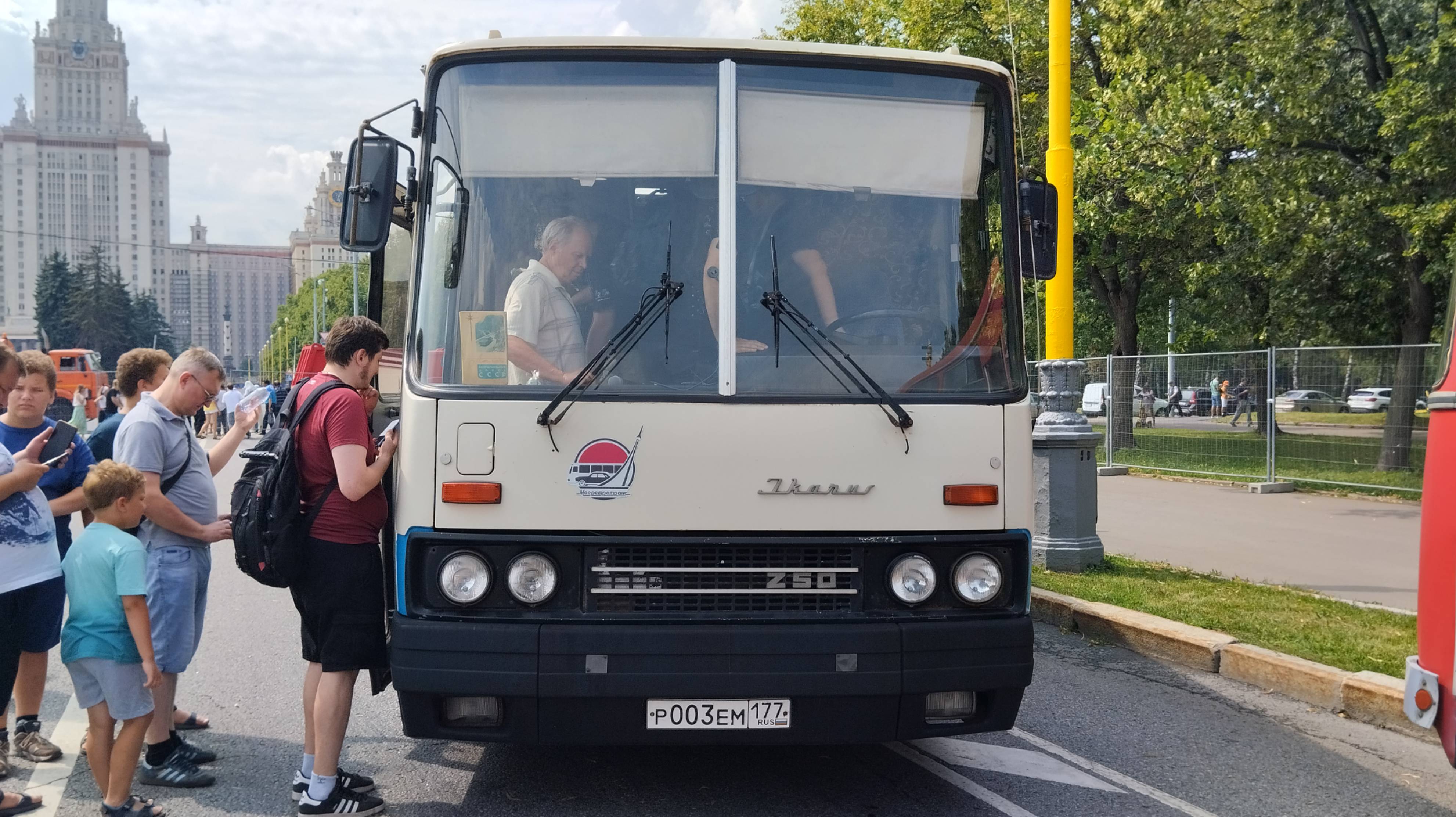 Ретро автобус Икарус 250 смотреть онлайн
