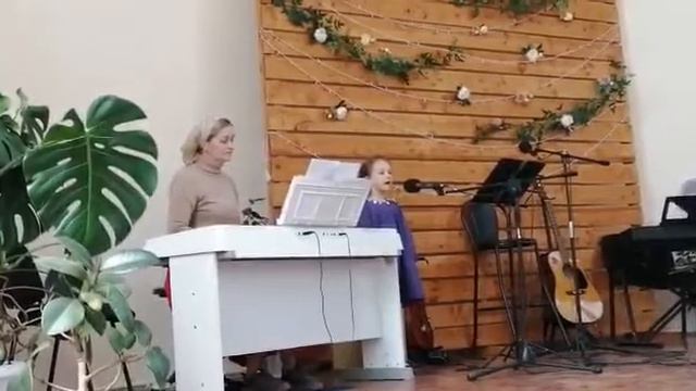 Глазки я закрою, ручки я сложу.... поёт Аня Ларина. смотреть онлайн