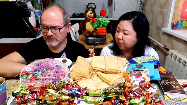 Мукбанг Сладости из Казахстана / Конфеты Рахат - это очень вкусно! / Mukbang смотреть онлайн