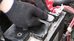 Как установить аккумулятор в автомобиле Рено Логан