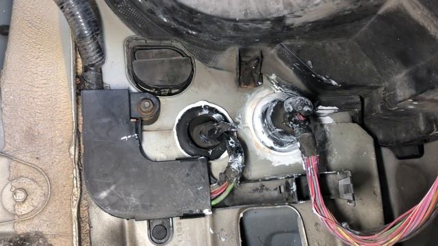Fixing Leaks In A 1997 Lincoln Town Car смотреть онлайн