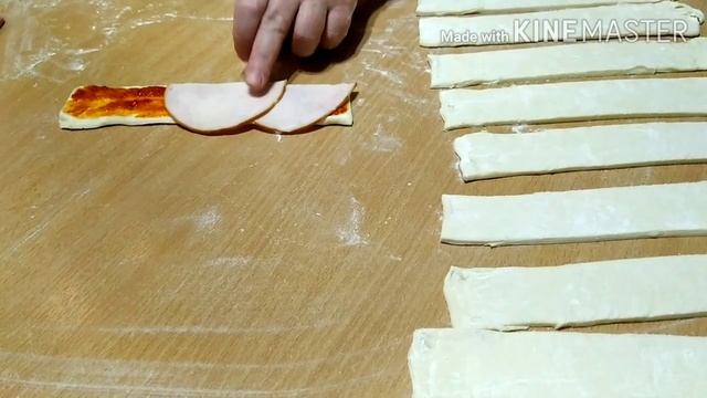 СЛОЕНЫЕ РОЗОЧКИ С КОЛБАСОЙ И ТОМАТАМИ! РАЗЛЕТАЮТСЯ ЗА ПАРУ МИНУТ! смотреть онлайн