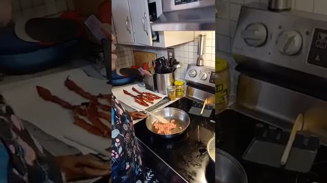 Grits sausage gravy and biscuits bacon and eggs #cookingwithdee смотреть онлайн