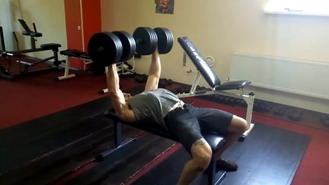 Жим гантелей лежа 43 кг. Работа на объем грудных мышц смотреть онлайн