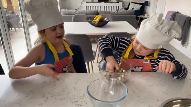 Hattie & Matilda - Easter Mini Egg Cookie Bars смотреть онлайн